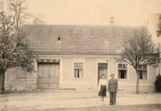 Majorovi před jejich domem v Litobratřicích v roce 1947